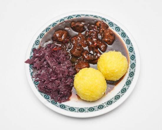 Gulasch mit Klöße oder Kartoffeln und Rotkohl